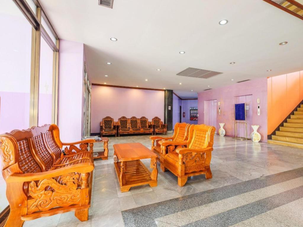 Oyo 565 Trang Hotel Eksteriør billede